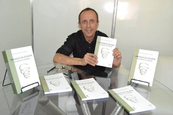 Professor da UFMT lana livro sobre ensino da literatura na AML