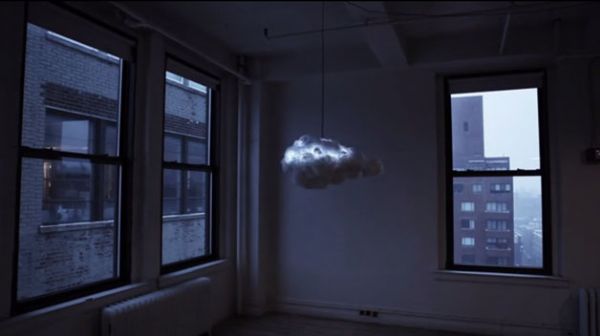 Luminria interativa em formato de nuvem toca msica e simula tempestade