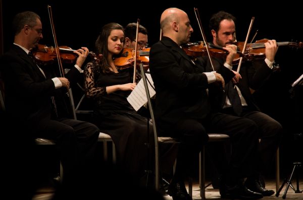 Orquestra de Mato Grosso estreia no Teatro Zulmira Canavarros com Hamilton de Holanda