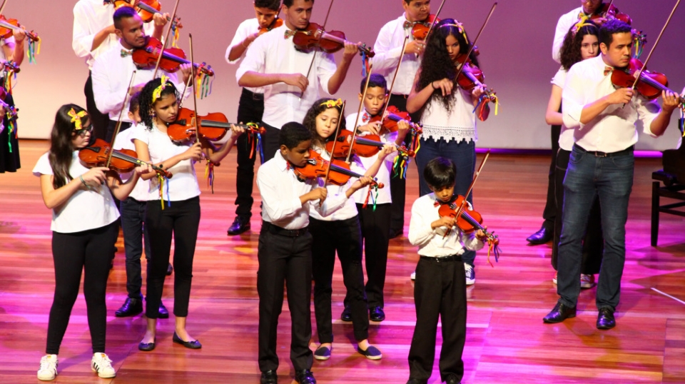 Teatro da UFMT recebe concerto de violino gratuito com convidado dos EUA
