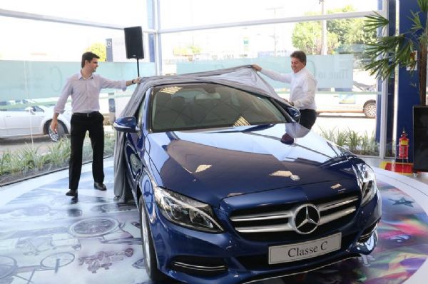 Lanamento da Mercedes Benz ter exibio de novos carros, Cia Sinfnica e Buffet Leila Malouf
