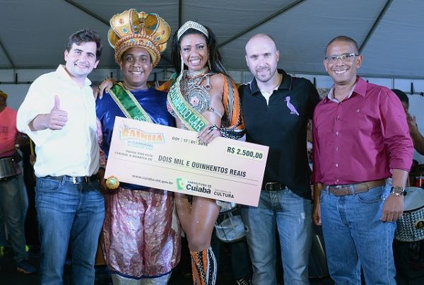 Rainha e Rei Momo do Carnaval 2014 foram escolhidos; para ser eleita, Michelle perdeu 22 kgs