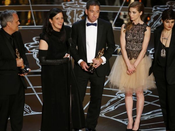 A diretora Laura Poitras recebe o Oscar de documentrio por 'CitizenFour'