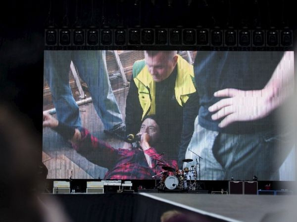 Dave Grohl, vocalista da banda americana Foo Fighters,  visto no telo depois de cair do palco durante show da banda em Gotemburgo, na Sucia