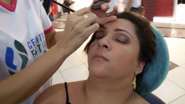 Univag oferece maquiagem, massagem e oficinas de ceviche e hambrguer para divulgar cursos tecnlogos