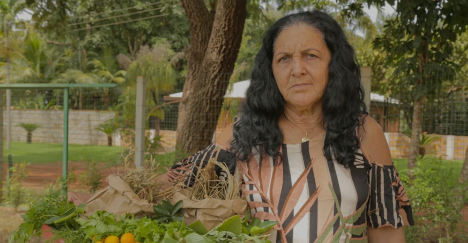 Série conta a história de raizeira e benzedeira cigana de 67 anos e sua cultura