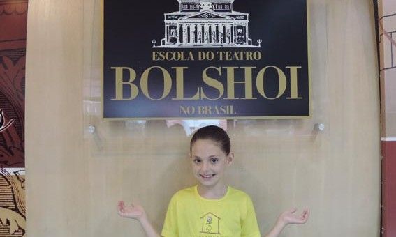 Sara Centenaro na Escola do Teatro Bolshoi, em Joinville
