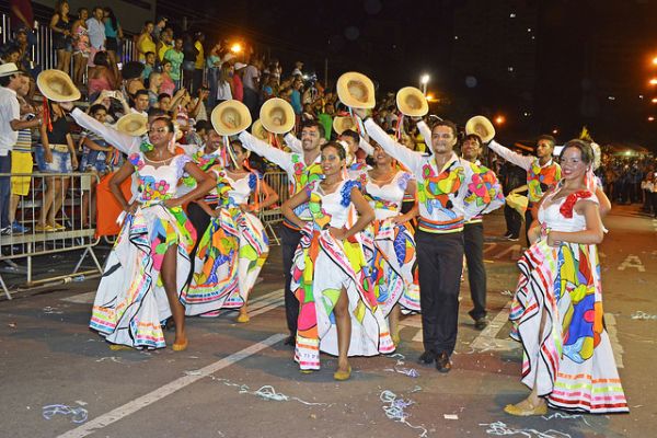 Pela primeira vez em 18 anos, Unidos do Porto vence o desfile de escolas de samba de Cuiab