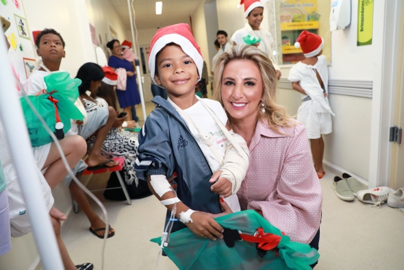 Crianas internadas no HMC recebem brinquedos da primeira-dama no Natal