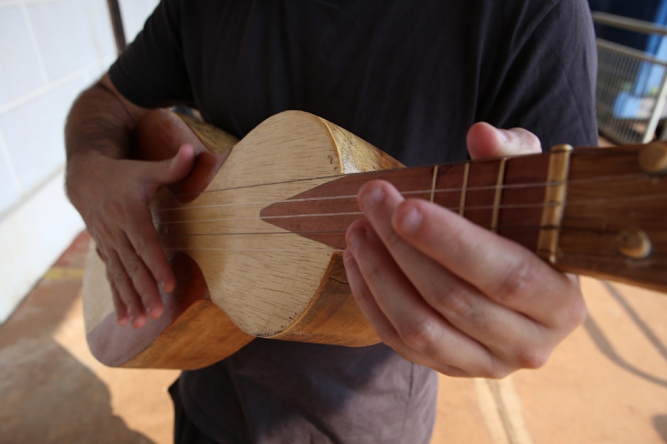 Projeto ensina a tocar viola de cocho gratuitamente em Cuiabá