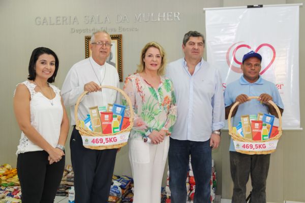 Ongs recebem quase 1 tonelada de alimentos graas a parceria entre Sala da Mulher, Teatro Zulmira e Produtores