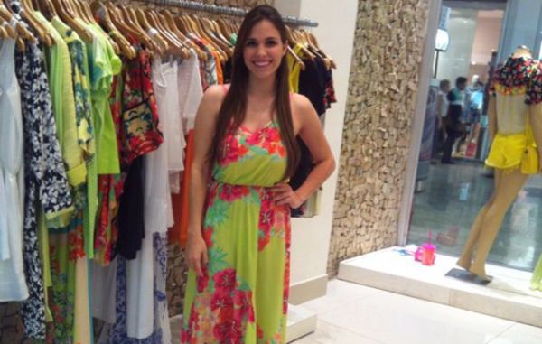 Carolina Bresser, em tarde de supervendas na loja Dress To, do Pantanal Shopping, em que ela trabalha das 16 as 22h.Bem nascida, bem criada, cheia de personalidade e atitude. Adoro, sou f, sua linda!