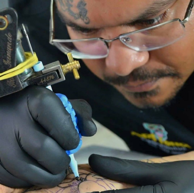 Tatuador de Cuiab rifa trabalho de R$ 1 mil para pagar tratamento da filha