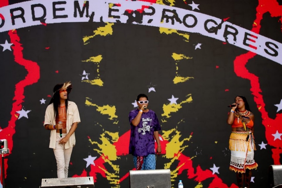 Rapper indgena do Xingu se apresenta no Festival do Futuro durante posse de Lula