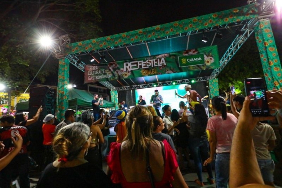 Flor do Atalaia, Mega Boys, Roberto Lucialdo e Lucius do Caju se apresentam no Refestela Cuiab