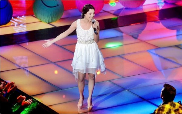 Ana Rafaela cantando no The Voice Brasil