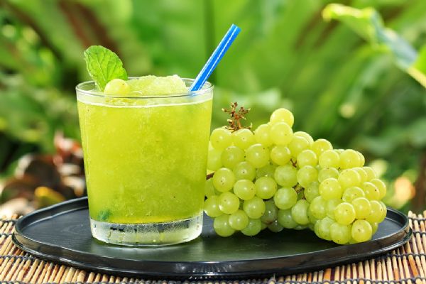 Suco detox de uva e gua de coco  isotnico natural e auxilia na perda de peso