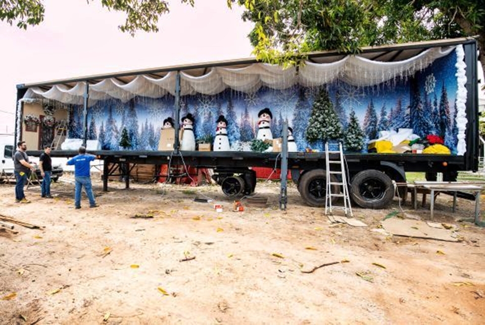 Carreta de 15 metros com chuva de neve e Papai Noel vai percorrer dez bairros de Cuiab