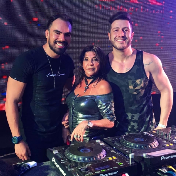 Este Hebert Mattos ao lado da empresria Denise Gomes e do DJ da The Week, Tommy Love, comemorando o sucesso da The Week on the Road Cuiab.