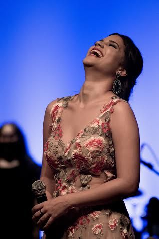 Ana Rafaela cantando junto  OSUFMT