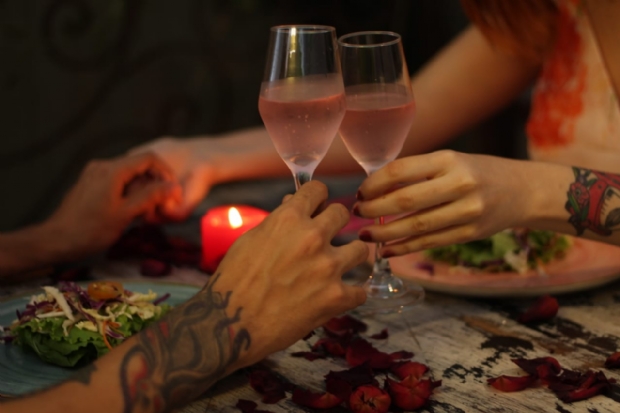 Restaurante vegano prepara jantar a luz de velas para 18 casais no Dia dos Namorados