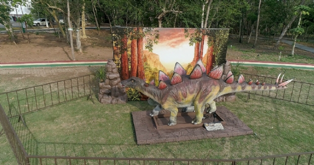 Exposição de réplicas de dinossauros marca festividades de Dia das Crianças em VG