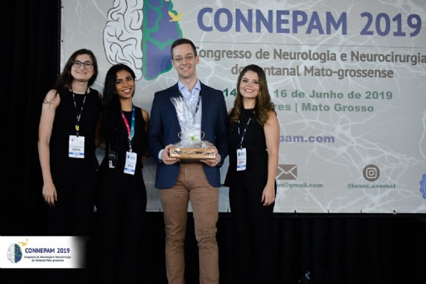 As estudantes e o neurocirurgio representante da LANNC na ABNc, Atahualpa Strapasson