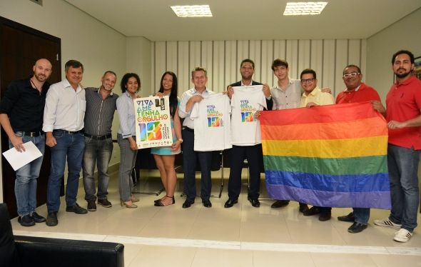 Mendes se rene com Movimento LGBT e declara apoio a causa