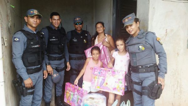 Polcia Militar promove ao social e doa alimentos e brinquedos a viva do Jardim Brasil