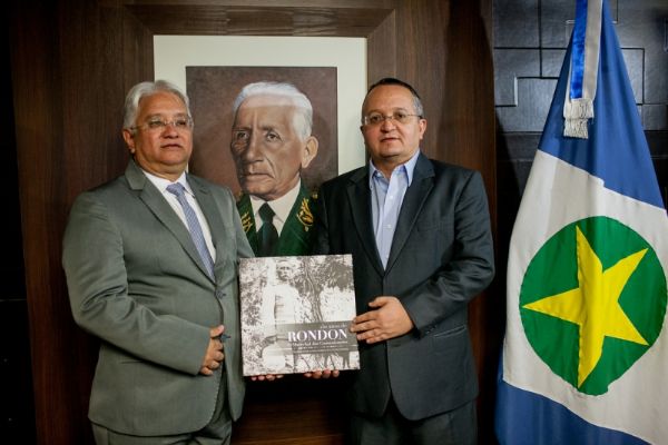 Neto de Rondon entrega livro sobre o av para Pedro Taques
