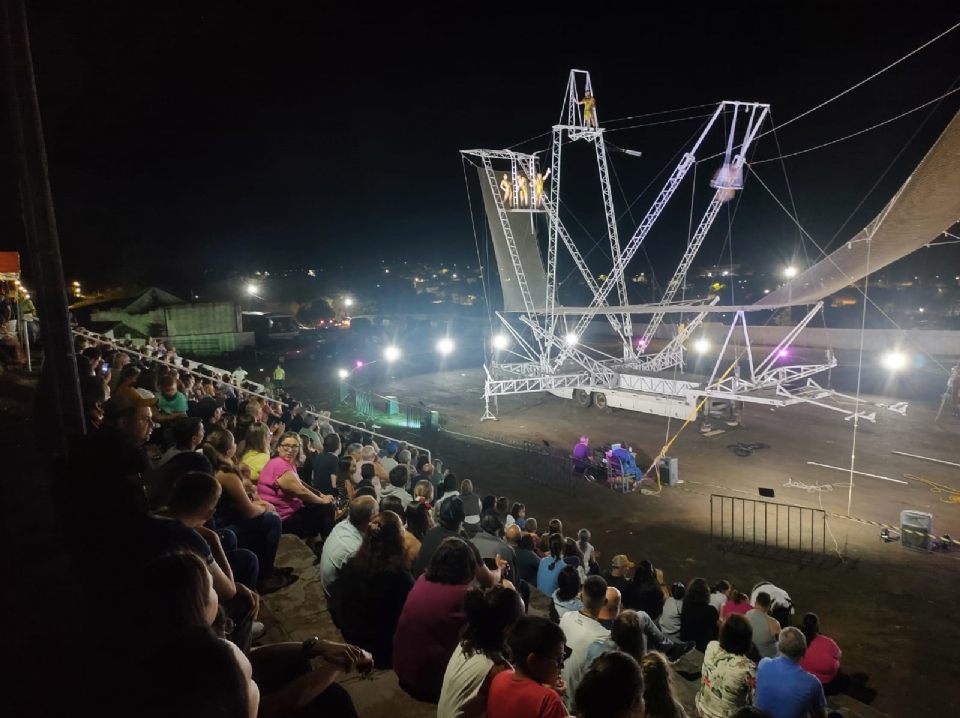 Rodeio e show de acrobacias em caminho trapzio prometem espetculo em Cuiab