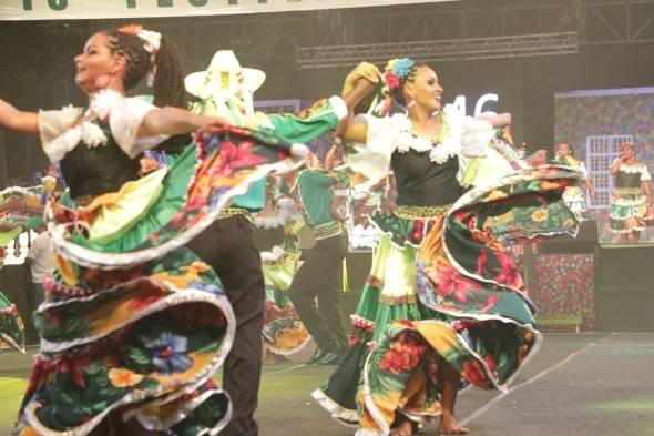 Grupo 'Flor do Campo' leva nota mxima em todos os quesitos e  campeo do Festival de Siriri