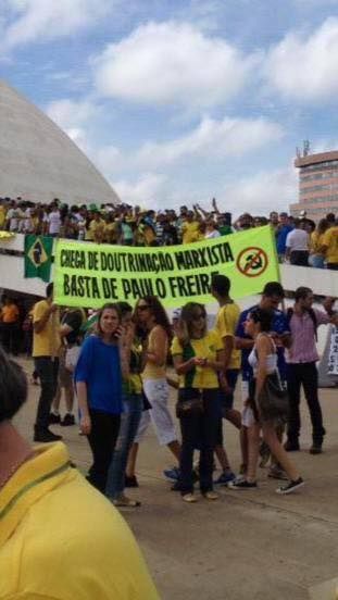 Protestantes neste domingo, 15 de maro de 2015, seguram faixa que diz: chega de doutrinao marxista, basta de Paulo Freire em Braslia