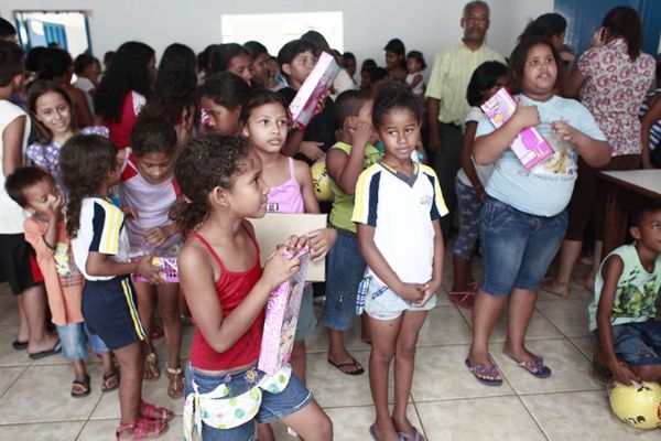 Cerca de 200 garotas do Siminina participam de desfile de modas na Musiva