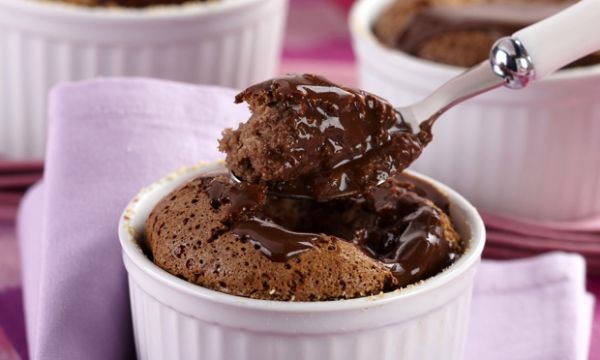 Aproveite o frio para saborear o sufl de chocolate com calda quente; Confira