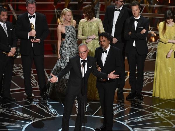 Michael Keaton agradece o Oscar de melhor filme a 'Birdman'