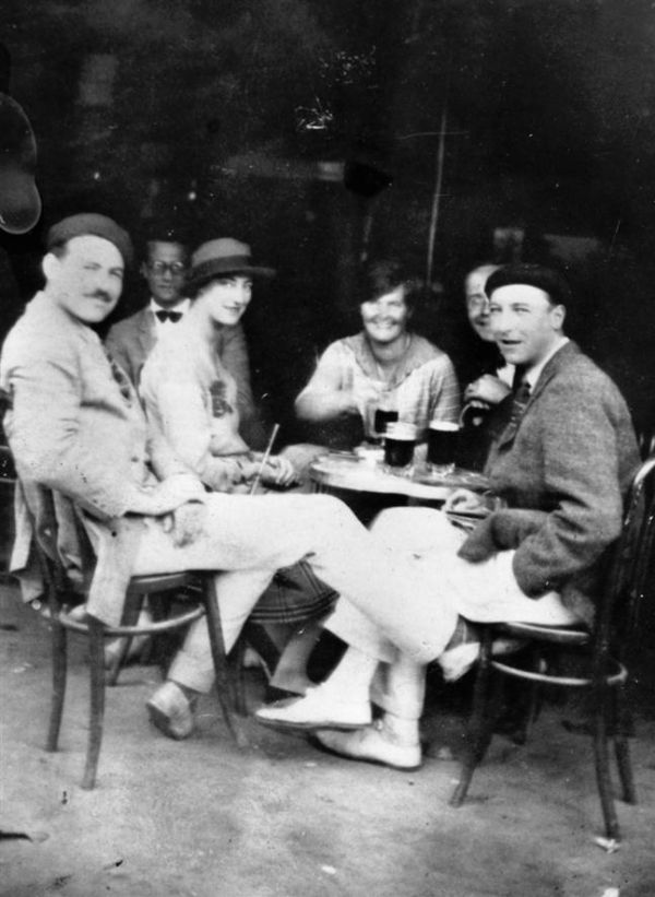 Ernest Hemingway e os amigos que o escritor eternizou posteriormente em seu primeiro romance,