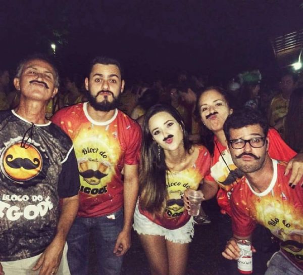 'Bar do Bigode' promove festa de carnaval de quatro dias na Praa da Mandioca e um em chcara