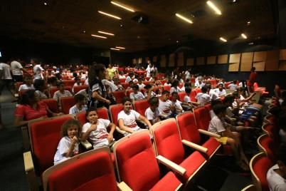 Teatro Zulmira Canavarros recebe 400 crianas em 