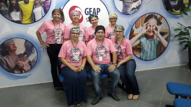 Geap Sade promove campanha do Outubro Rosa com funcionrios usando lenos e quadro de Instagram