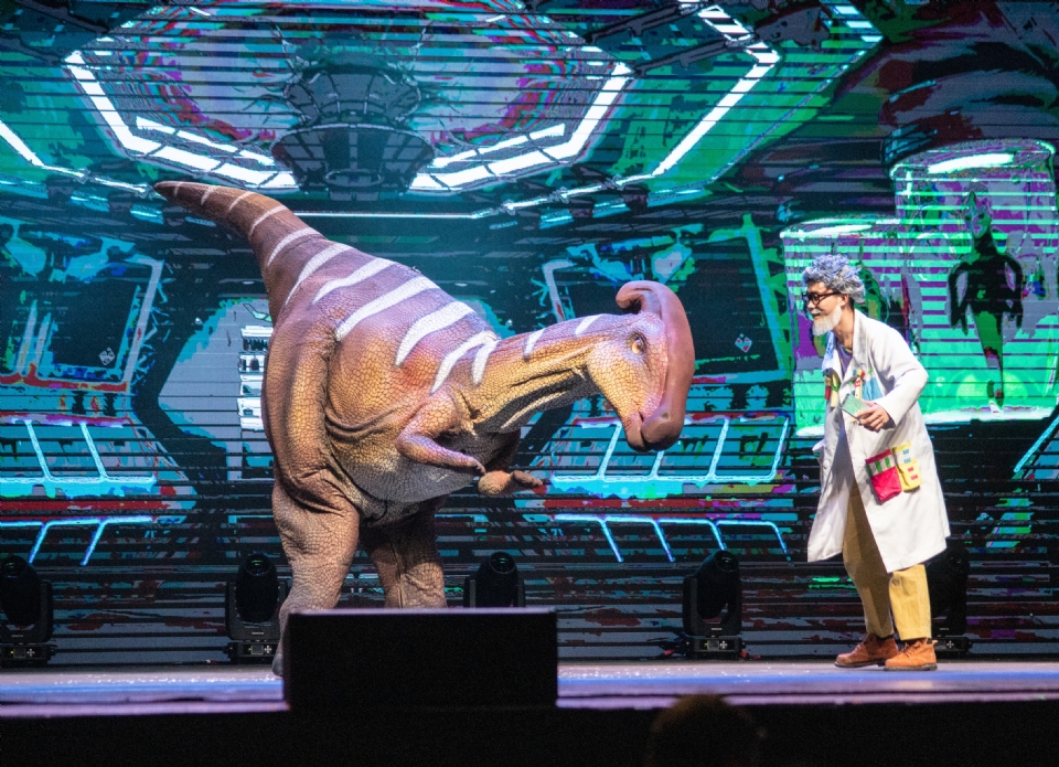 Circo Internacional da China chega em Cuiab com acrobacias e dinossauros gigantes