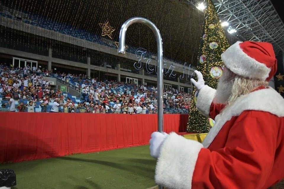 'Natal Abenoado' transforma Arena Pantanal com cenrios, iluminao e chegada do Papai Noel