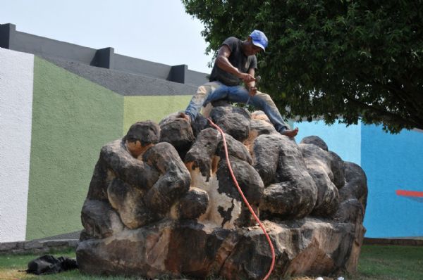Artista de Rondonpolis finaliza escultura do Museu de Cultura da UFMT