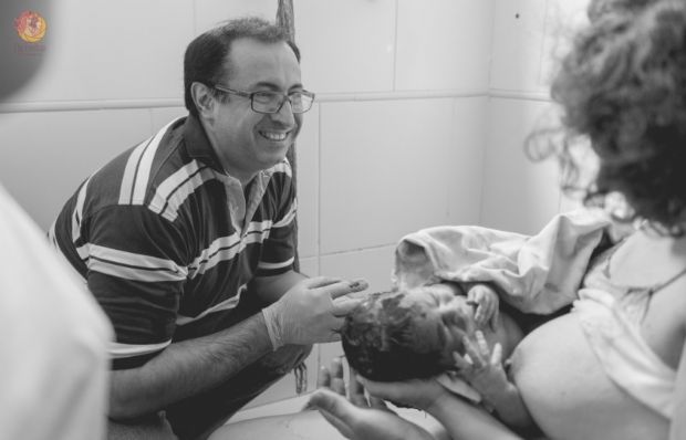 O mdico Victor Rodrigues, especialista em parto humanizado em Cuiab
