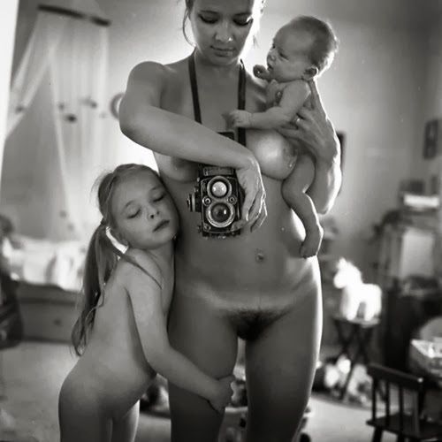 Fotgrafa russa censurada por compartilhar fotos nua com as duas filhas