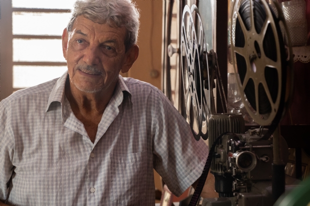 Aníbal Alencastro revisita espaços que abrigaram cinemas de rua em Cuiabá para documentário