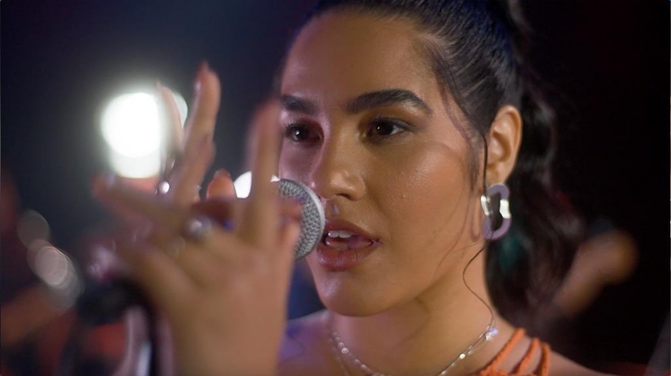 Cantora cuiabana interpreta verso de 'Temporal' de Marina Sena em novo cover no YouTube