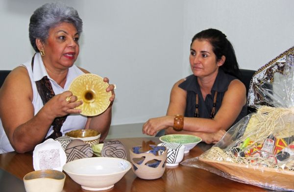 Lucileicka ( esquerda) e Neulione Alves Gomes comemoram a participao em exposio internacional