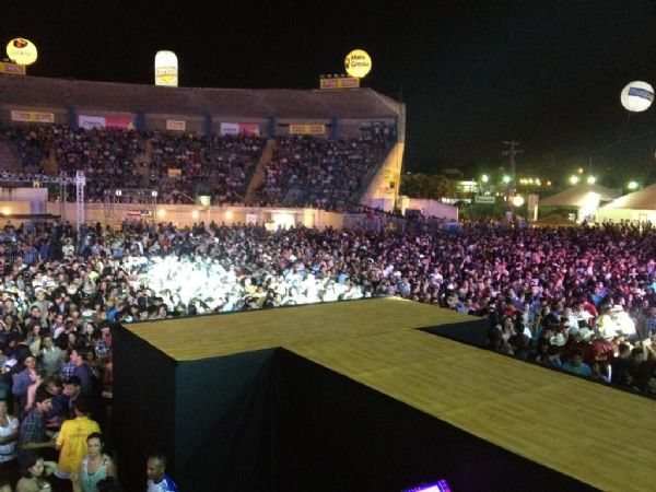 Show de Joo Carreiro e Capataz reuniu uma multido na 49 Expoagro