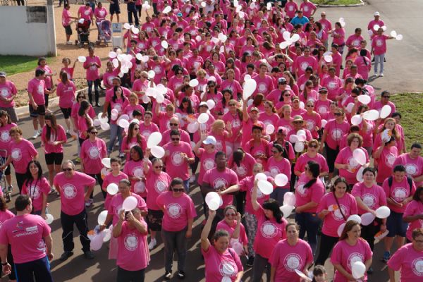 Hospital Santa Rosa promove caminhada de conscientizao do Outubro Rosa e Novembro Azul